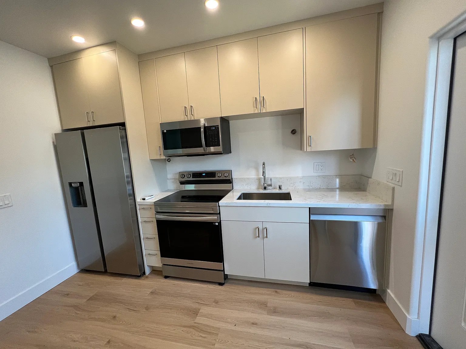 1266 Loch Lomond Dr — Photo 2