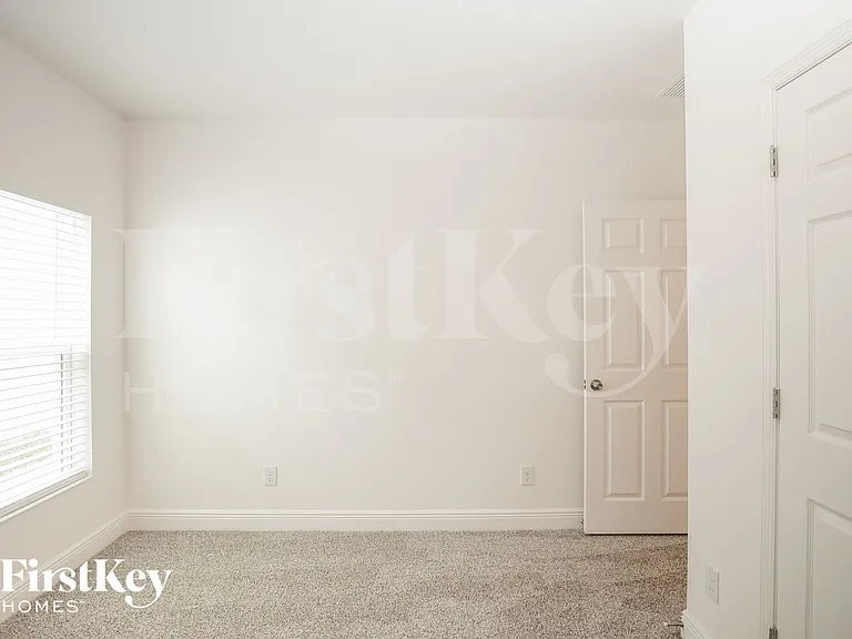 681 Blackstone St — Photo 11