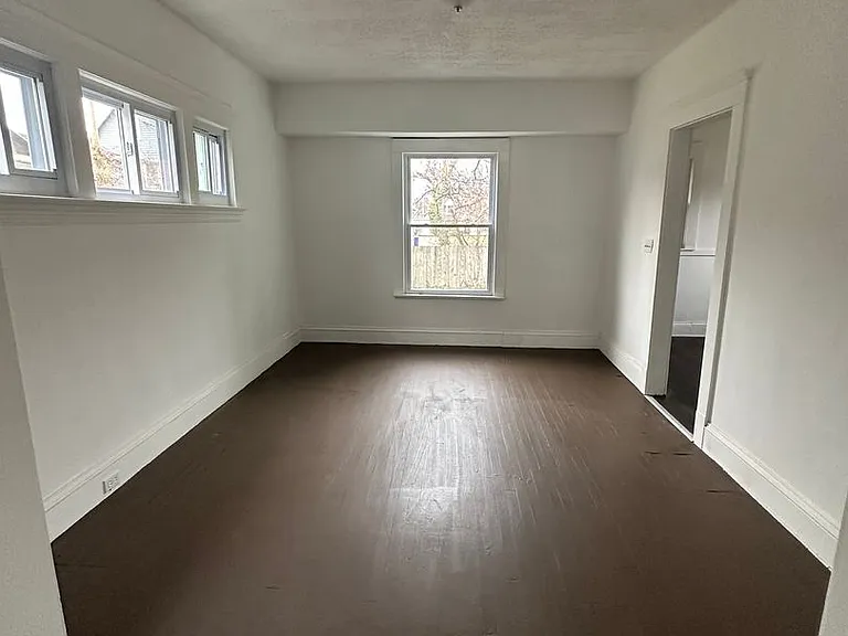 12327 Phillips Ave — Photo 4