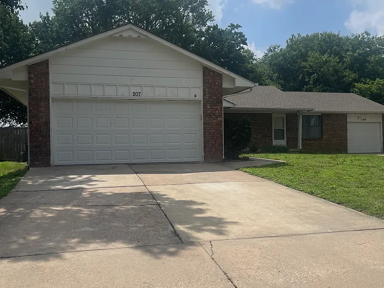 207 N Willow Dr — Photo 2