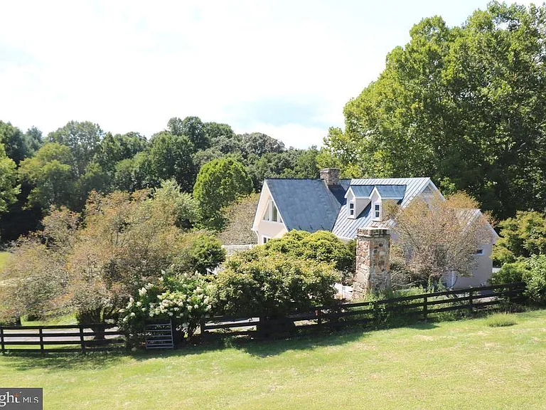9078 Knoll Run Ln — Photo 1