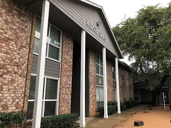 Classic Grapevine charm with easy access to shopping, dining, entertainment, and major highways.