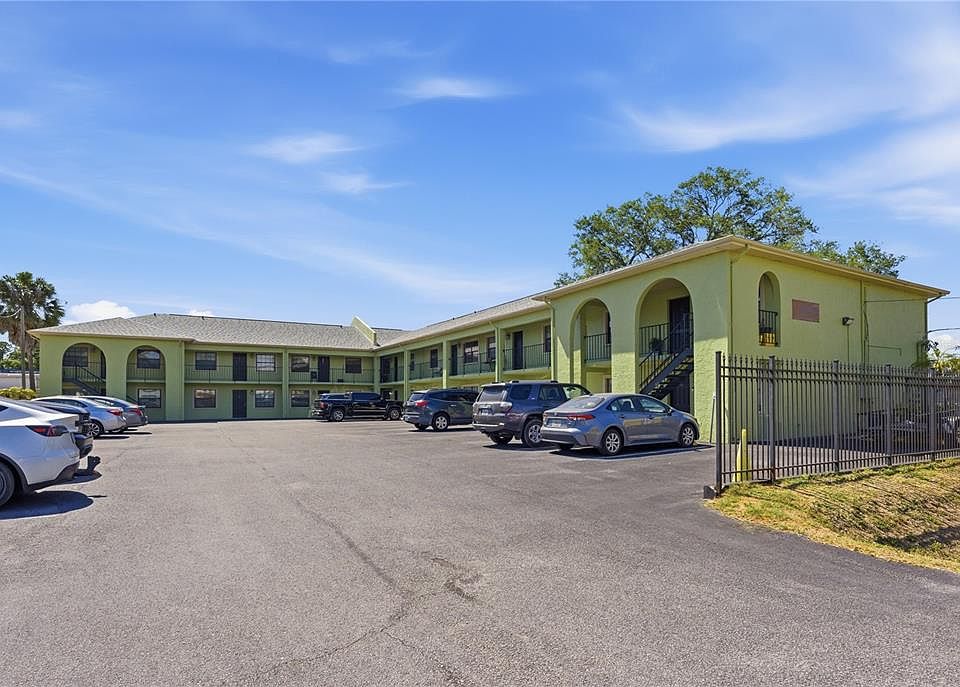 1st image of 4416 N CLARK AVENUE #13