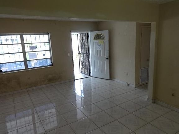 4th image of 420 NE 141st St