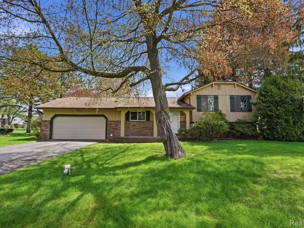 3756 Chevron Dr, Highland, MI 48356