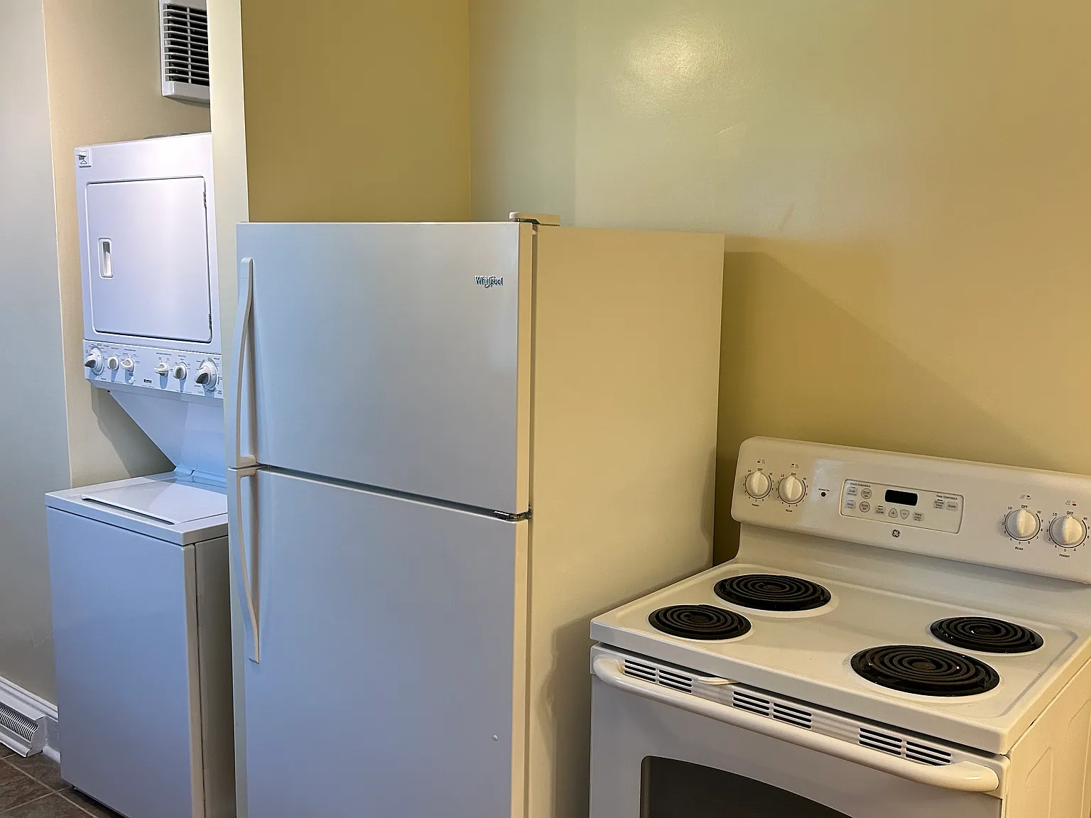 3 bed, 1400 sqft, $1,400 — Photo 2