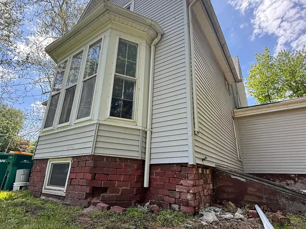 499 Yates St, Galesburg, IL 61401