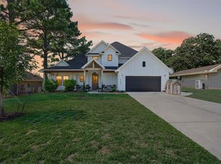 402 Kiowa Dr W, Lake Kiowa, TX 76240