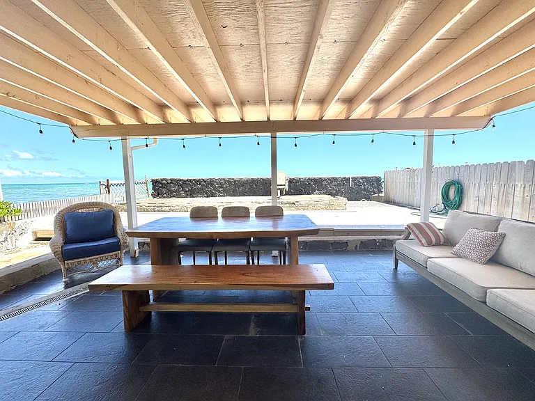Outdoor covered lanai overlooking the ocean!