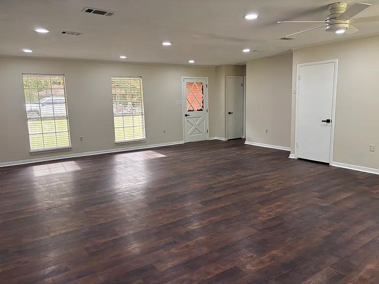 714 Monterrey Ln — Photo 5