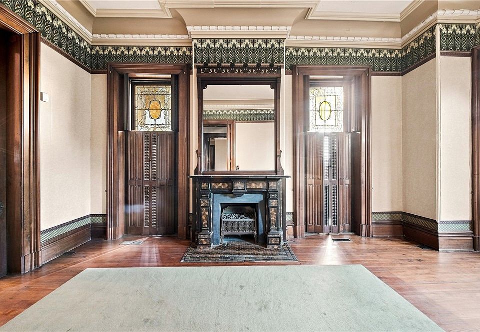 13th image of 904 Juliana St