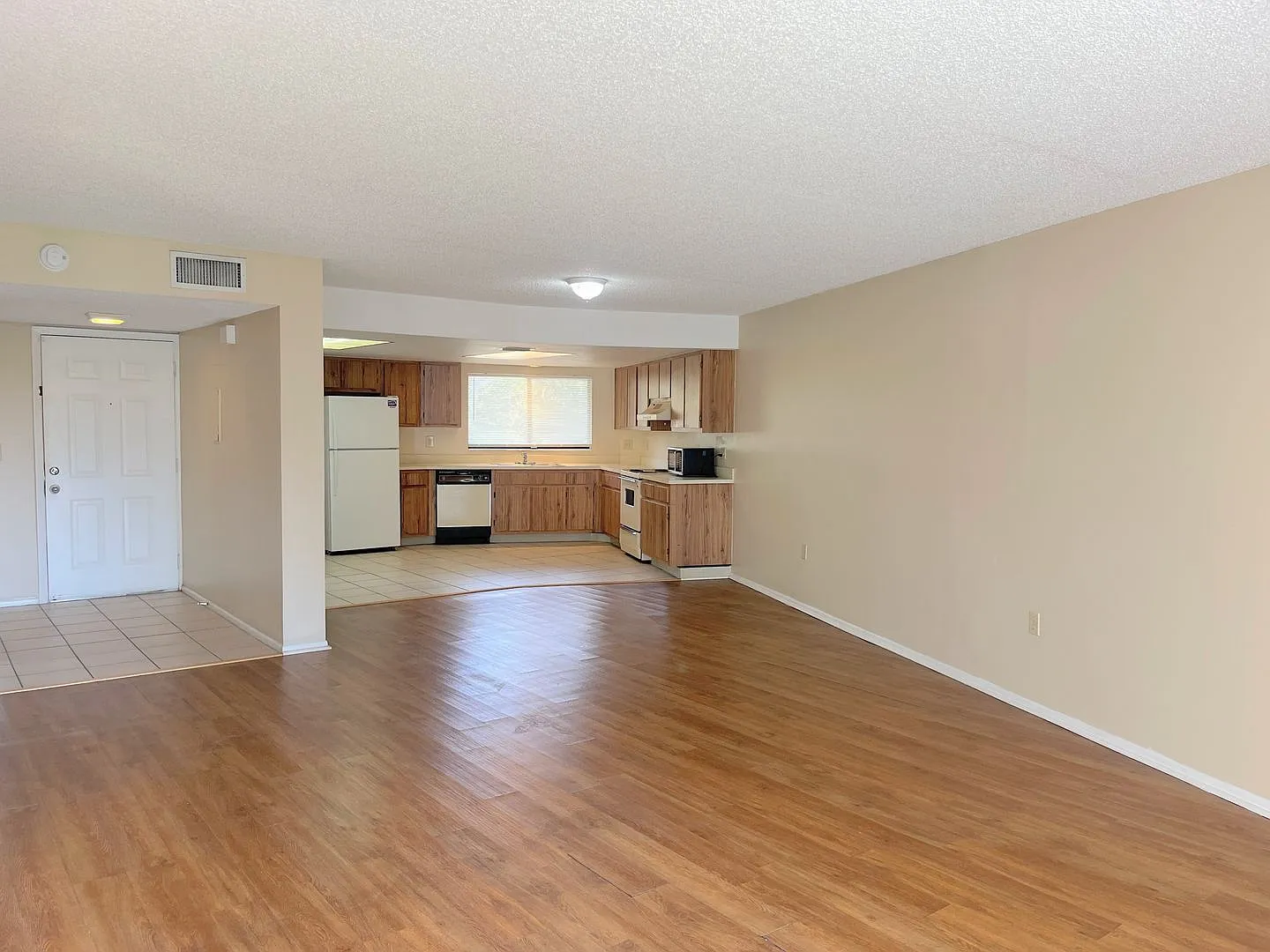 2 bed, 2.0 bath, 1001 sqft, $1,525 — Photo 3