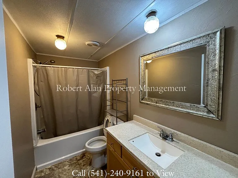 447 SW 5th St — Photo 4