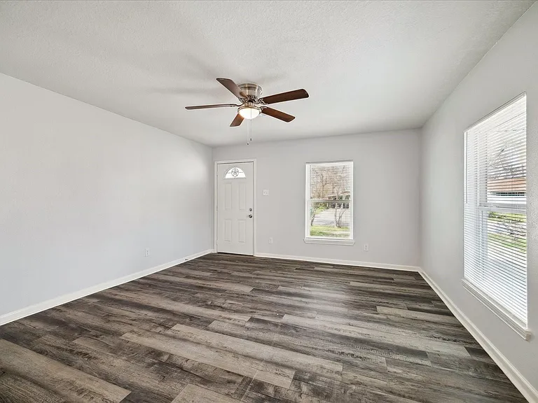 705 Westshire Dr — Photo 3