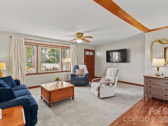 4th image of 306 S Greenbriar Rd