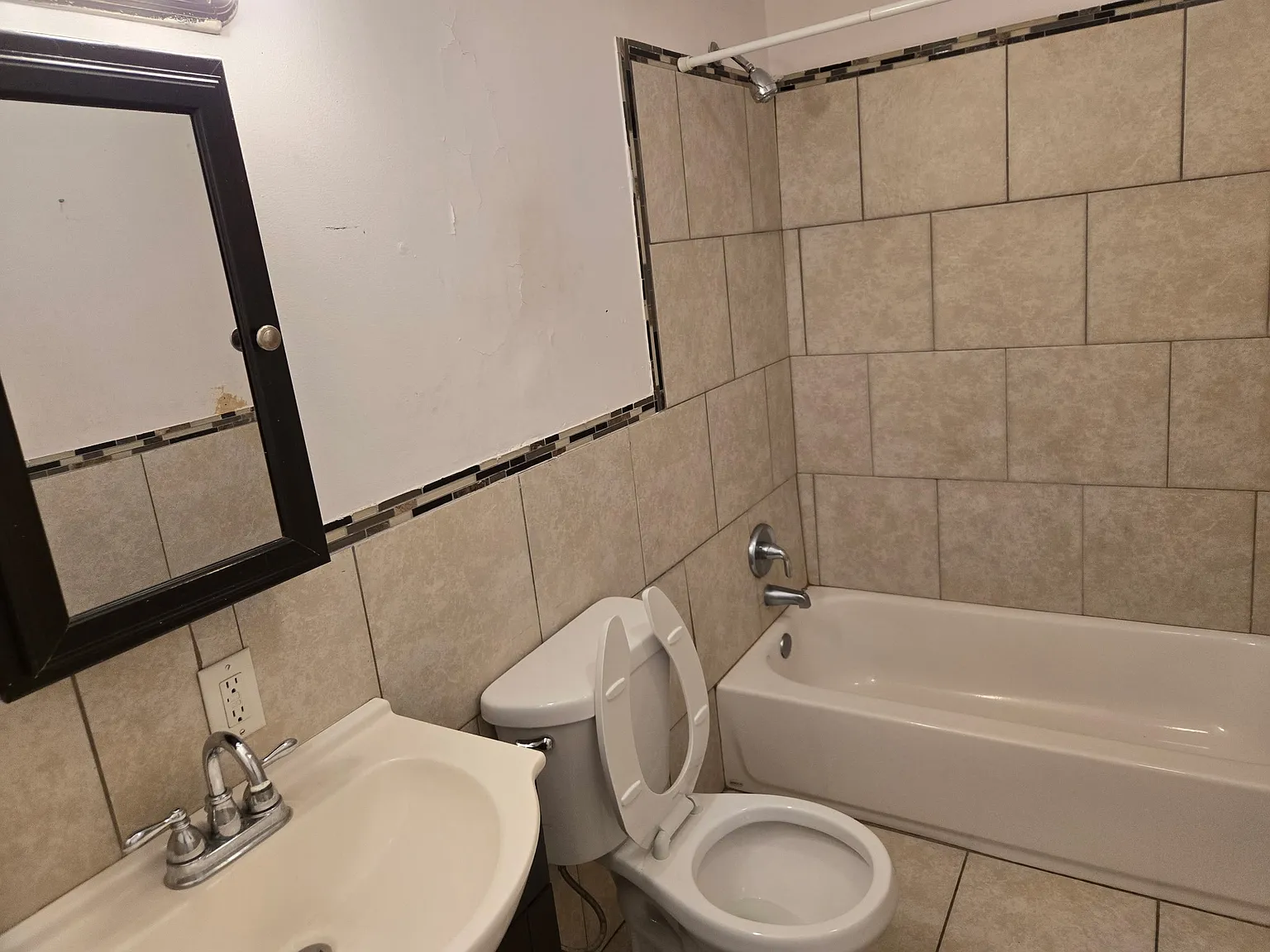 3 bed, 1.5 bath, 938 sqft, $1,800 — Photo 2