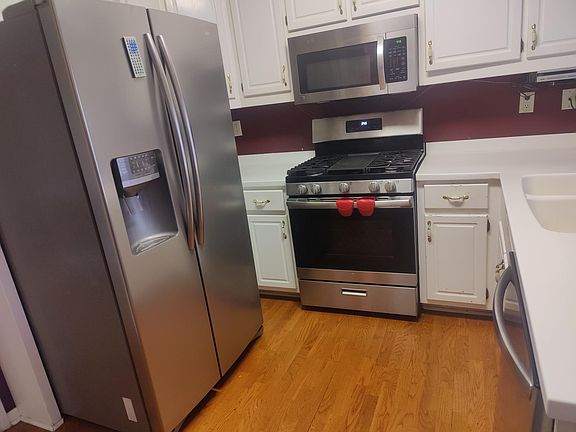 2nd image of 1154 Chateau Ter