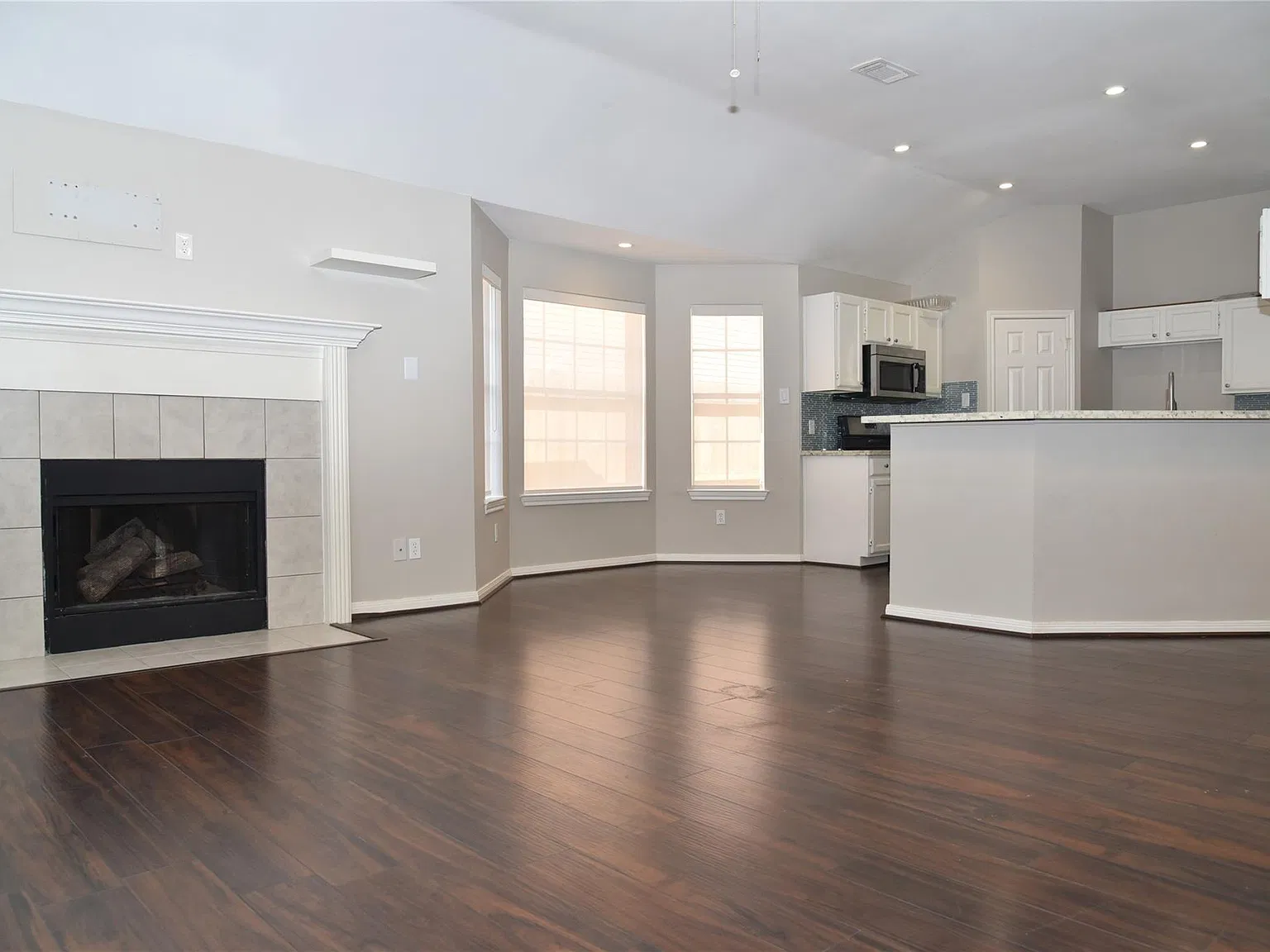 3 bed, 2.0 bath, 2190 sqft, $2,300 — Photo 4