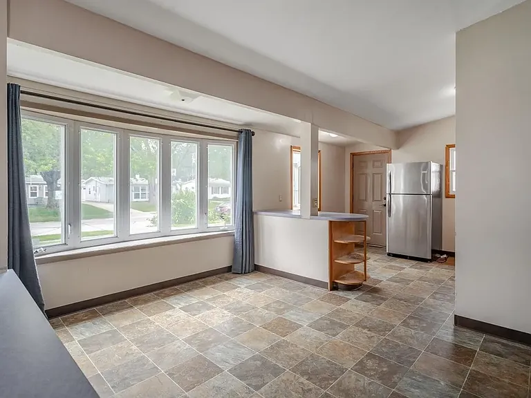 2516 Oxford St — Photo 6