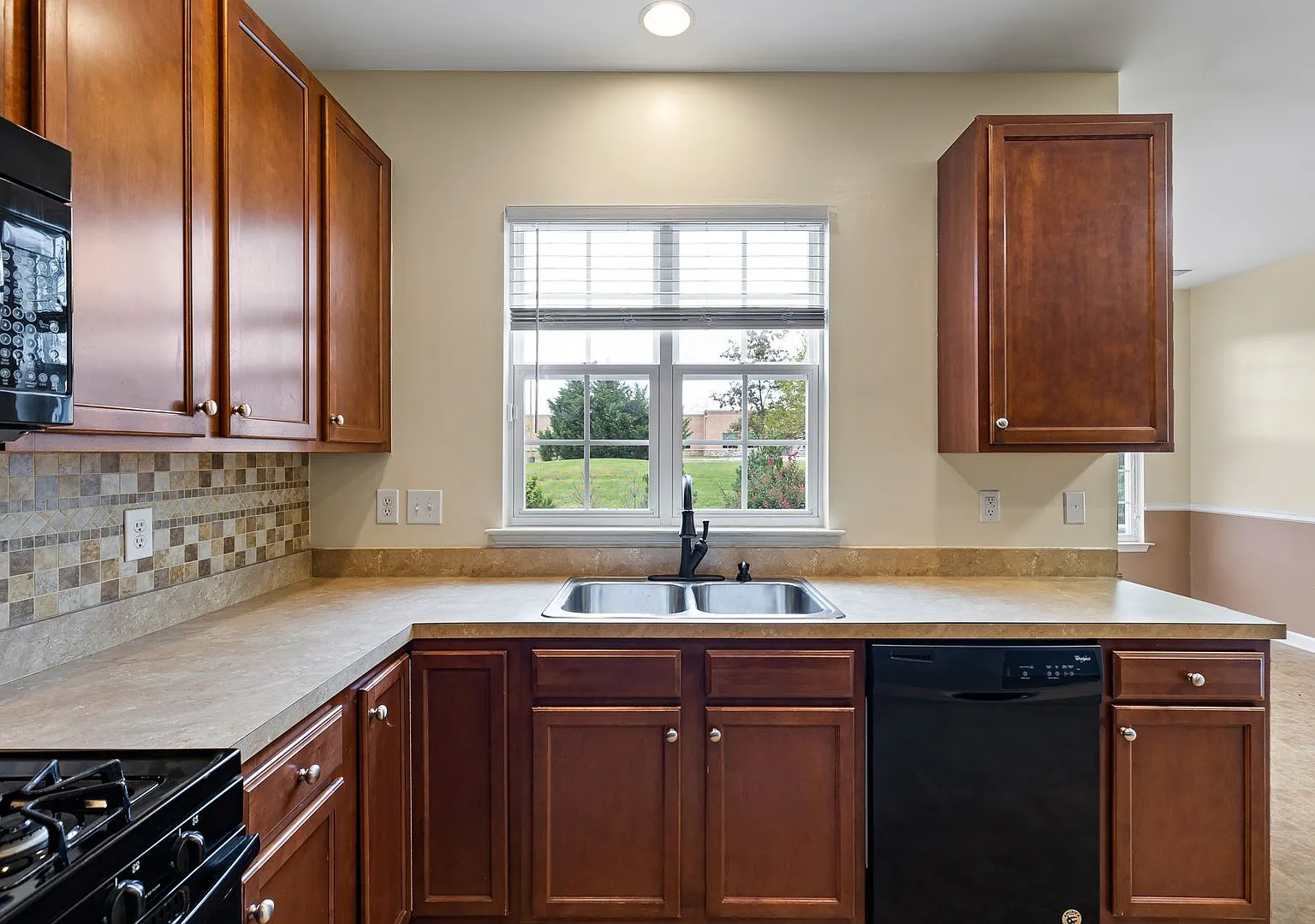 Spacious 3BR/2.5BA Middletown Townhome with Garage — Photo 3