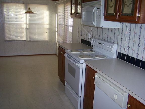 2nd image of 904 Caroline Ct