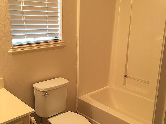 4th image of 27 Green Oak Cir