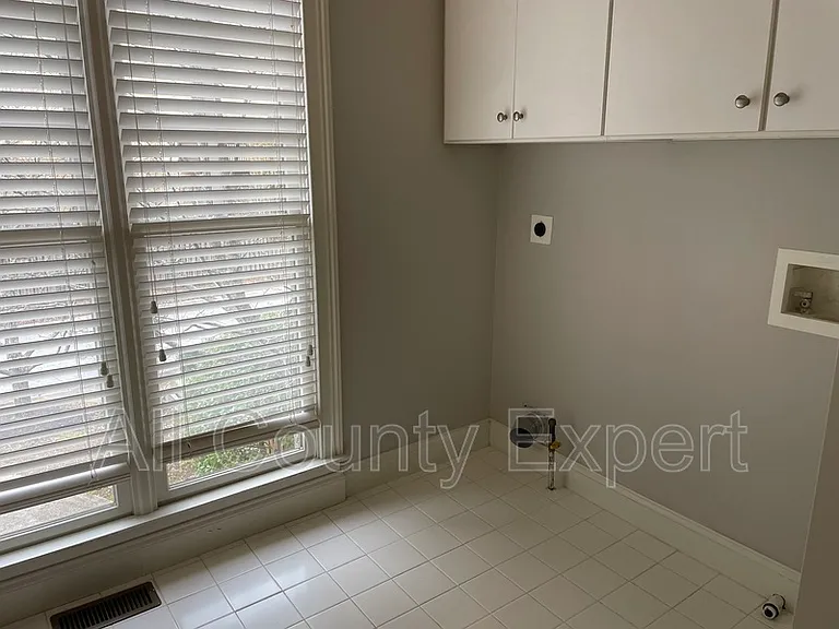 895 Lenox Ct NE — Photo 26