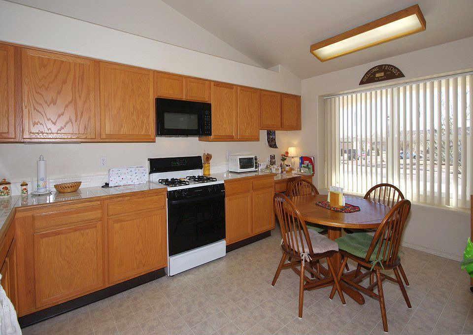 To the right of the entry a fully equipped kitchen with gas stove and pantry