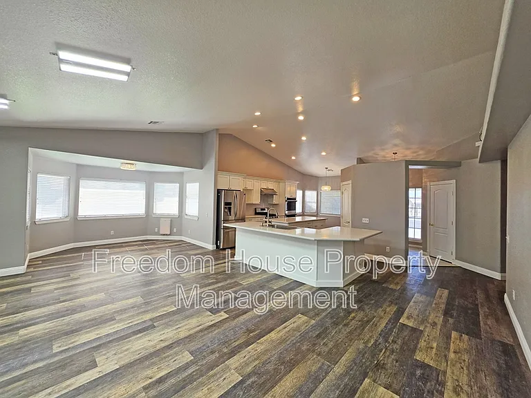3630 E Vineyard Dr N — Photo 13