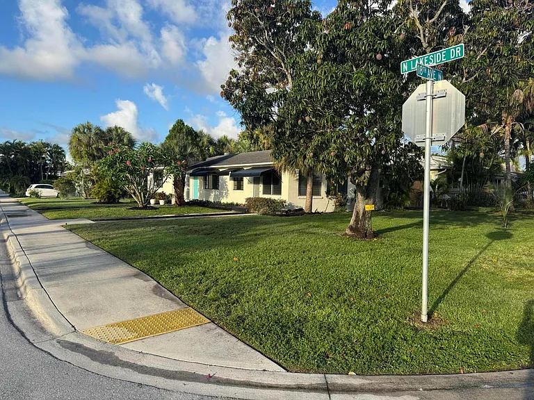 1725 N Lakeside Dr — Photo 1