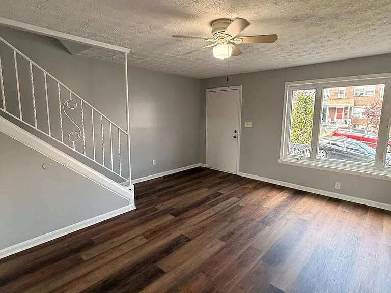 932 Elton Ave — Photo 3