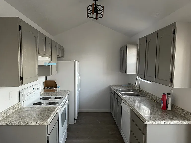 2907 Roosevelt Ave — Photo 6