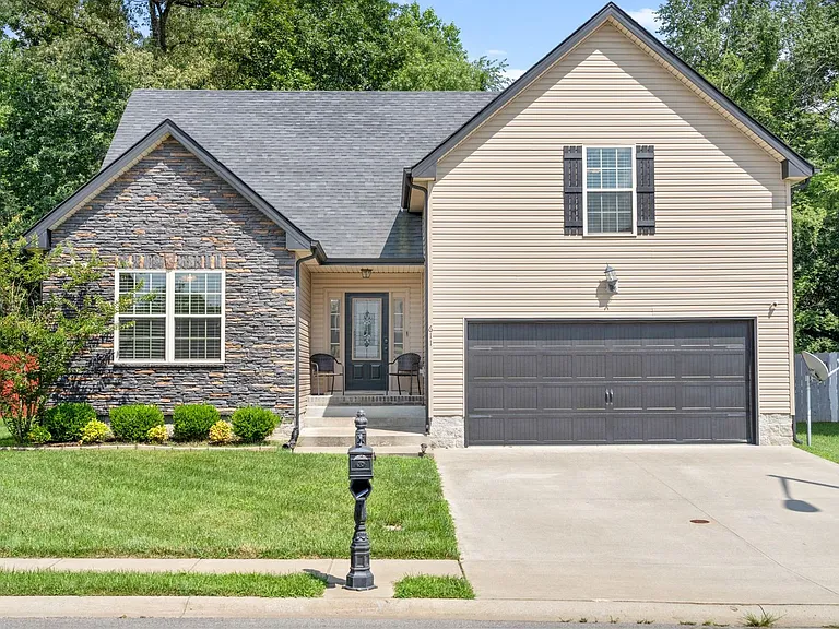 611 Fox Path Ln — Photo 1