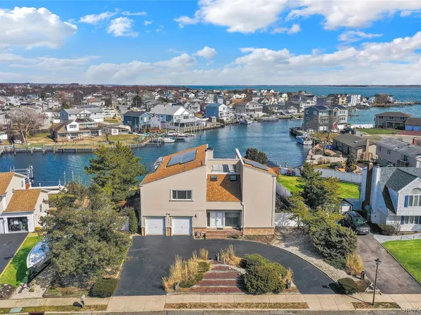49 Dolphin Lane E, Copiague, NY 11726