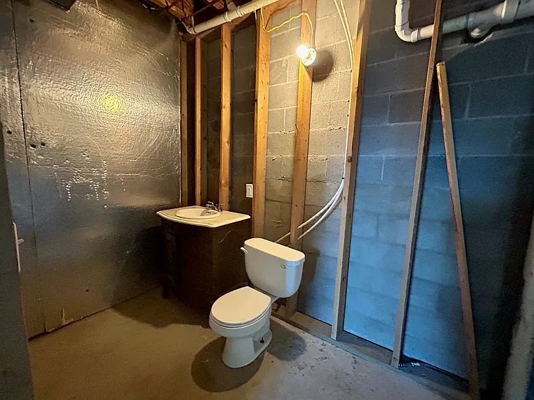 61 Hugo Dr — Photo 30