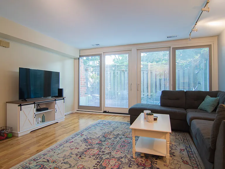 1221 N La Salle Dr — Photo 3
