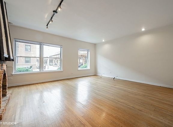 3rd image of 947 W Oakdale Ave APT 1W