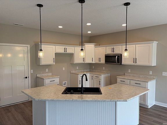 3rd image of 827 Chestnut Ct