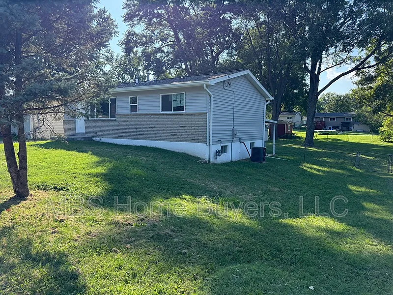 3 bed, 1.5 bath, 864 sqft, $1,700 — Photo 3