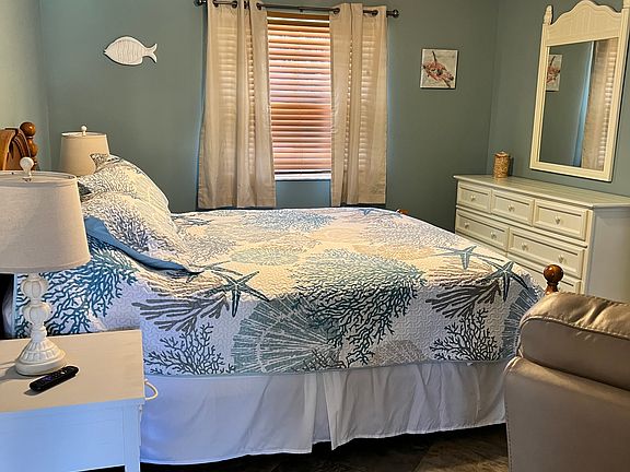 Master Bedroom - Queen Bed - Walk in closet and En Suite bathroom