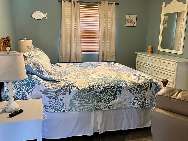 Master Bedroom - Queen Bed - Walk in closet and En Suite bathroom