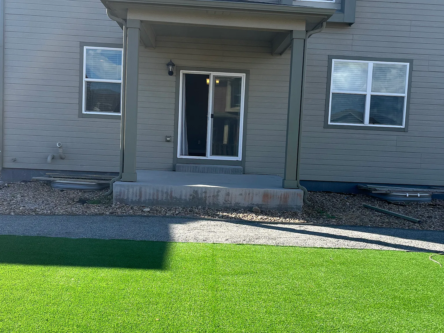 4 bed, 2.5 bath, 2045 sqft, $3,000 — Photo 2