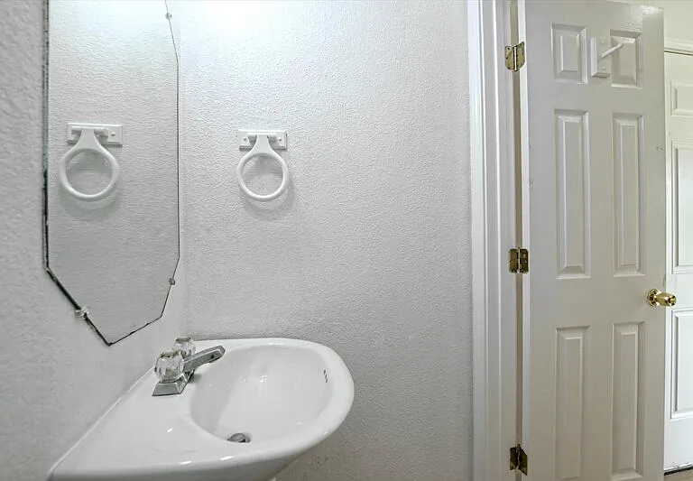 716 Honeysuckle Dr — Photo 8