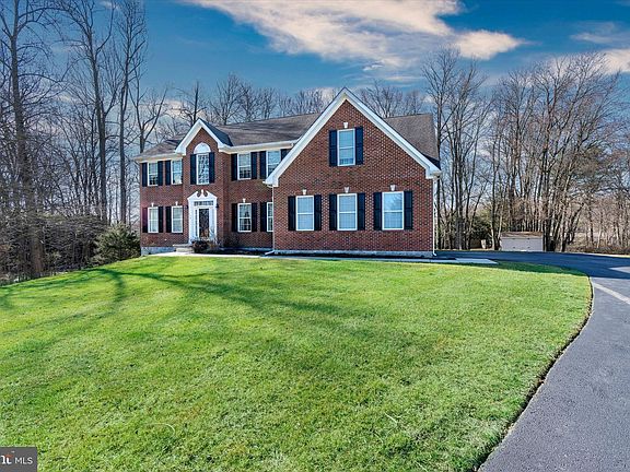 3rd image of 132 Suffolk Blvd
