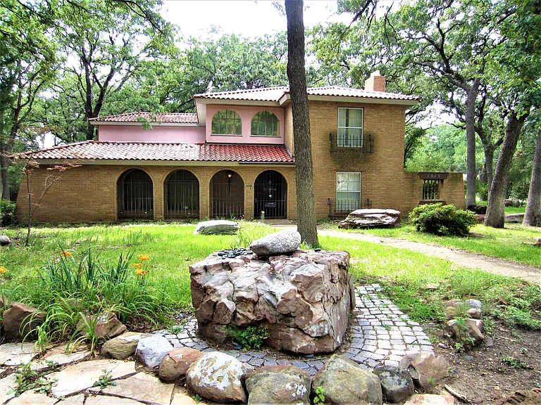 1815 Greenwood Dr — Photo 2