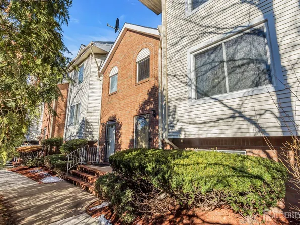 806 Holly Dr, Perth Amboy, NJ 08861