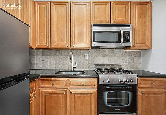 3rd image of 333 E 46th St APT 9D