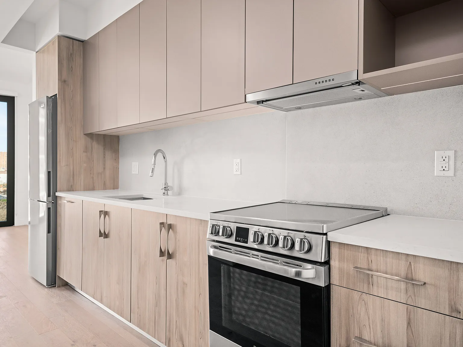 255 Lorimer St — Photo 3