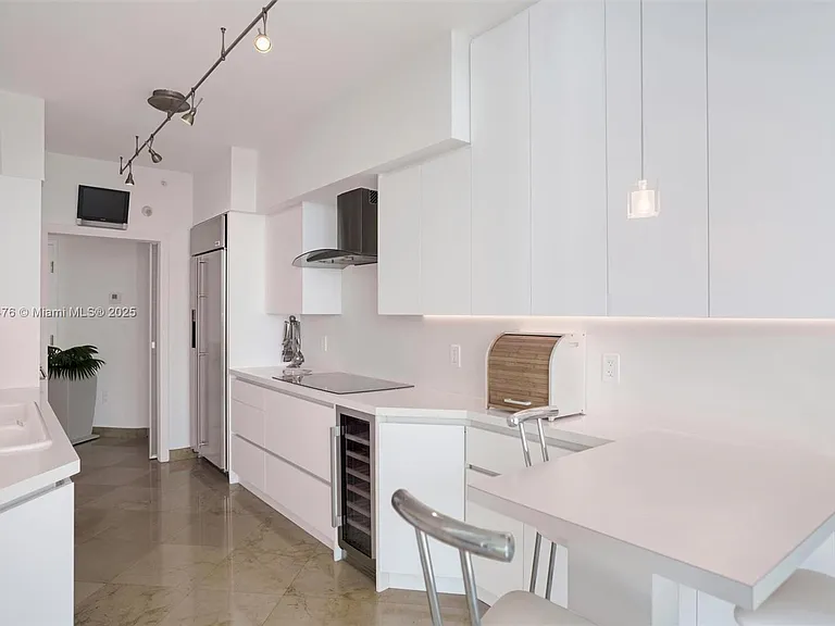 5025 Collins Ave #2107 — Photo 6