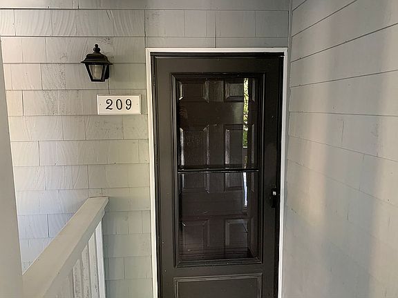 3rd image of 209 Oakwood Ct